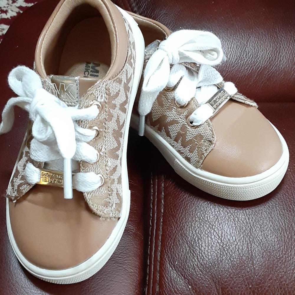 Michael Kors Freda-T tan gold logo sneakers size 6 Excellent condition 6 EUC …